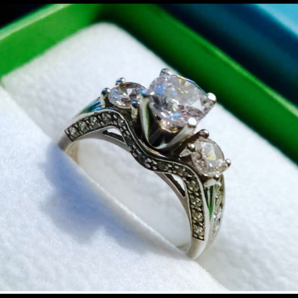 DiamonArt Vintage style engagement ring